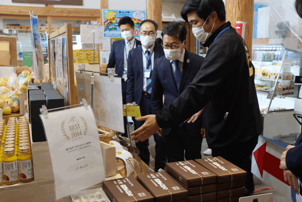 池田さんが売り場を紹介している様子